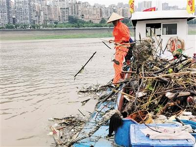 长江清漂员：半天装近5吨垃圾 动作每天重复上千次