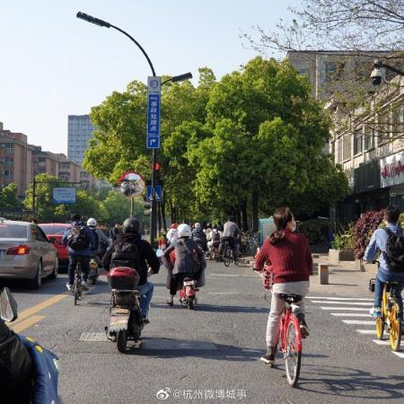 杭州一红绿灯被柱子遮挡车主频中招 交警：已调整