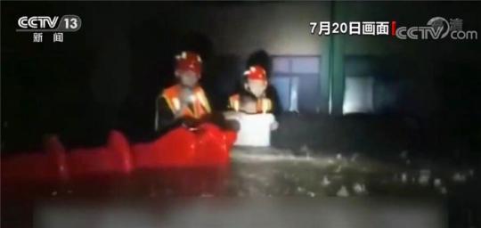 暴雨中又见温暖的橙黄色身影 直击河南郑州消防救援现场