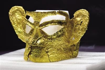 三星堆考古首次出土完整金面具