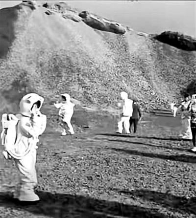 游客扮“宇航员”拍大片 这个火山地质公园“火了”