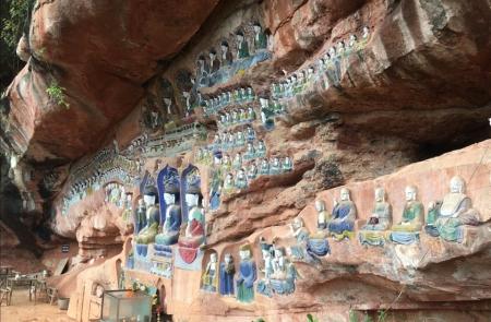 丹霞地貌红砂石崖壁上 凿出200多尊造像