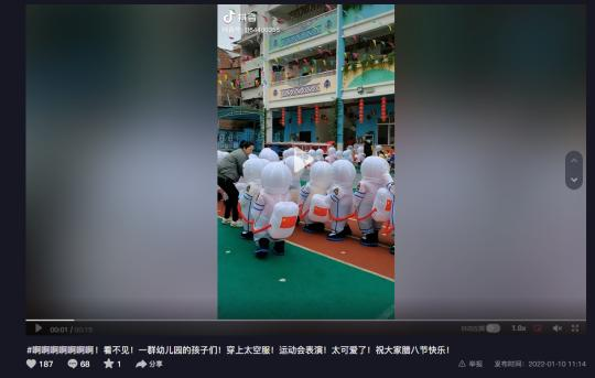 bsport体育“新冠闹剧”？中国幼儿园小朋友穿防护服上学？(图3)