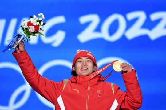 冬奥表彰大会 戴上大红花的不只是运动员