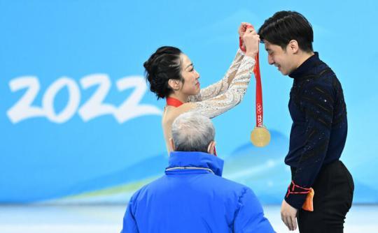 冬奥表彰大会 戴上大红花的不只是运动员