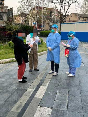 上海虹口首个临时集中收治点第一批康复患者解除集中隔离