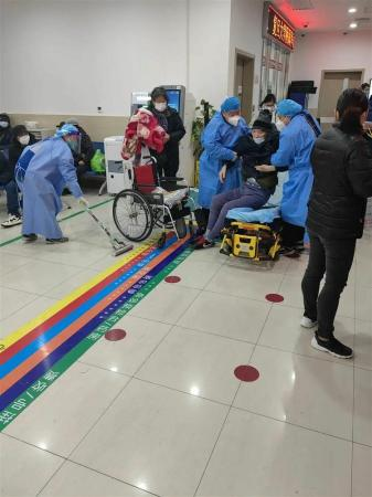 那是上海120的別的一個沙場！減員、壓床、歪曲.。。跨除夜，他跟著救護車跑空兩趟