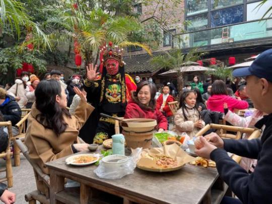 Chongqing: The consumer market is getting off to a hot start, trendy and old-fashioned are always suitable-Chinanews.com