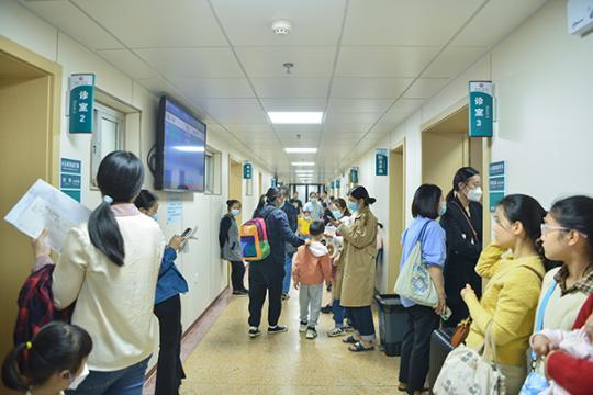 患兒在醫院候診。圖片由湖南省人民醫院提供