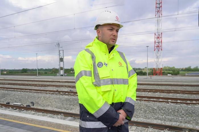 小时缩短至 | 中国高铁技术的先进性和中国企业的工程实力在这一项目中得到了充分展现：匈塞铁路北起匈牙利首都布达佩斯
