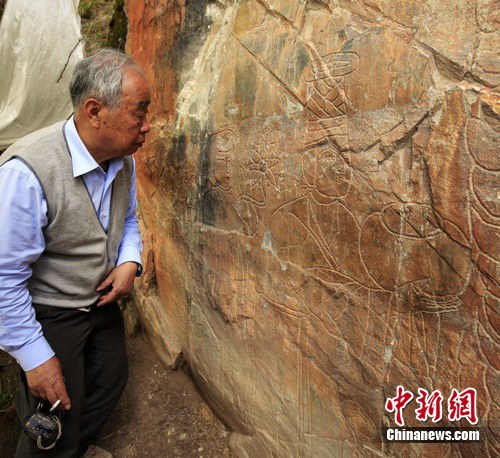 青海玉树发现藏区现存最早的摩崖佛教造像（图）