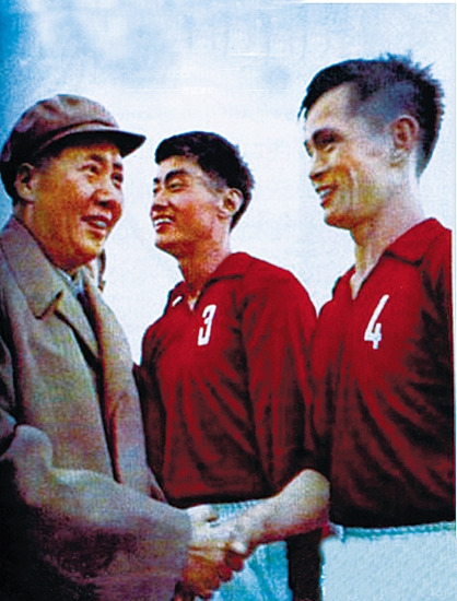 毛泽东与足球队员唯一合照:中国队苏联队战平