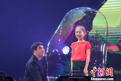《哇！泡泡》中国巡演启动艺术家FanYang受捧
