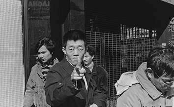 艾未未摄影展记录中国艺术青年人门在纽约片段