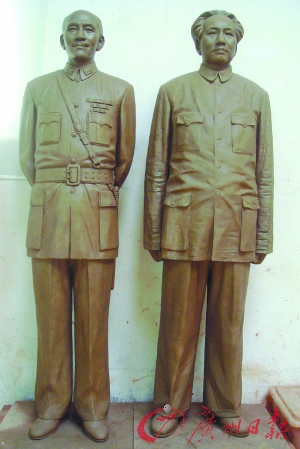 雕塑《1945·重庆》:毛主席发型中分蒋介石戎