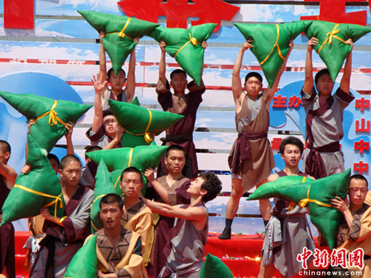 山西沁县举办端午民俗文化节暨龙舟邀请赛(图