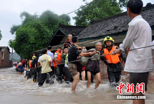 四川乐山洪水围四个村庄 消防转移千余群众