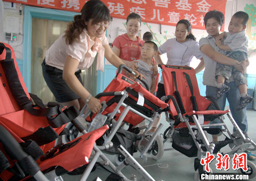 河北残疾儿童获赠150辆世界顶级便携式轮椅(图