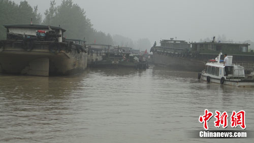 船只滞留山东绕江苏 京杭运河徐州段4天通而不