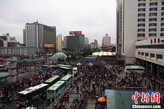 黄金周首日南昌火车站客流超春运最高峰(图)