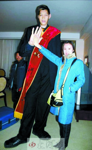 陕县亚洲第一巨人比姚明高20厘米37岁仍单身