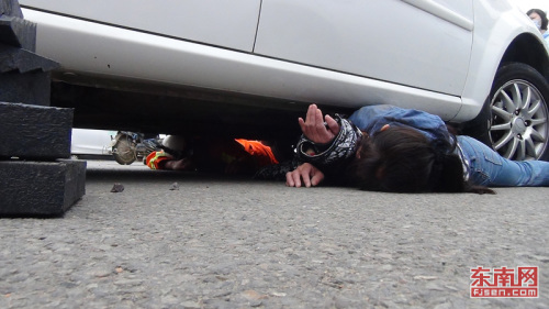 福州骑电动车女子被卷入车底 警民合力抬车救
