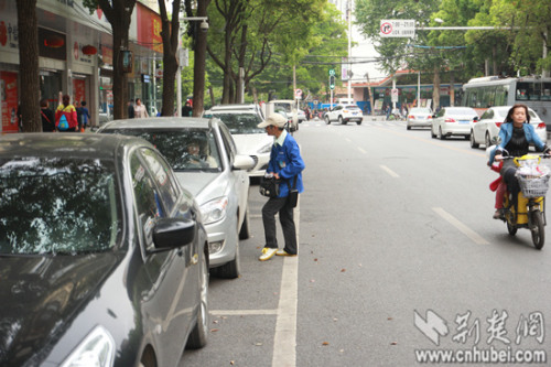 武汉千米道路现7名收费员 违规预收停车费