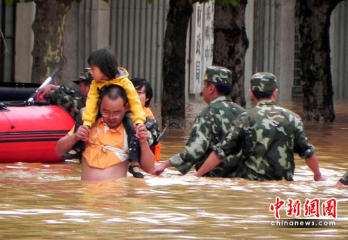 云南马龙县城被淹交通通讯中断 两万余人受灾