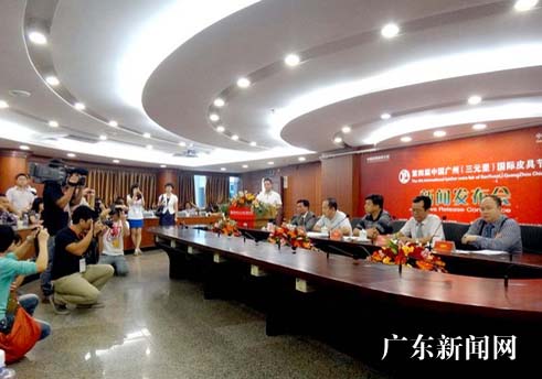 广州马拉松赛死伤者家属跪讨说法图片
