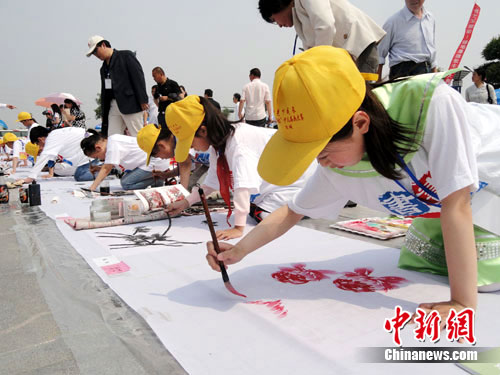 江苏盐城数百名少儿集体创作3条百米书画长卷