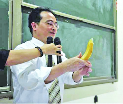 大学开设性教育课老师拿香蕉教学生戴安全套(