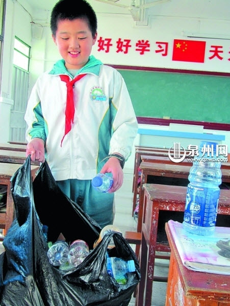 12岁小学生成废品回收王 翻捡垃圾5年资助两兄
