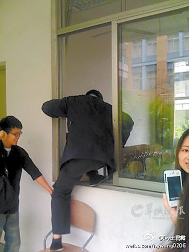 大学物管因劳资纠纷拒开教室门 数百师生爬窗