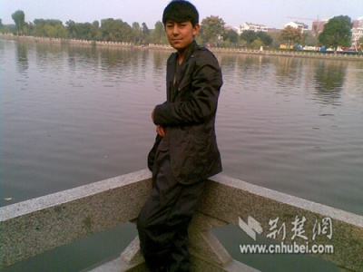 17岁维吾尔族大学生带头跳江救人 水性不好仍