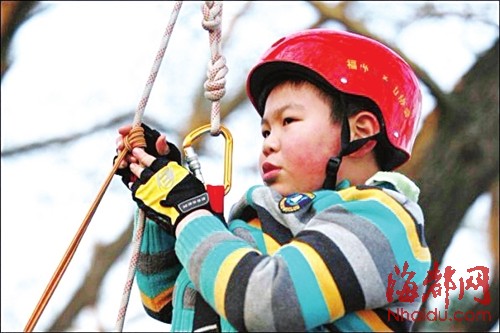 攀树运动进福州校园 孩子练胆量技巧(图)