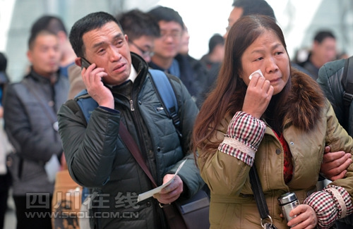 复旦投毒案受害人父母赴上海 临行流泪拥抱记者