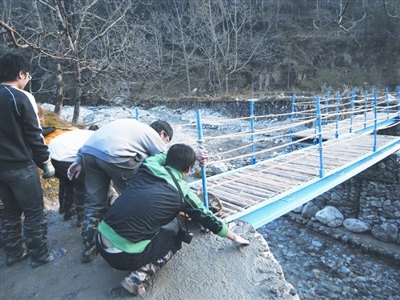 武汉学子灾区建 无止桥 就地取材自己设计施工