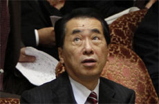 在东京上议院委员会会议现场，日本首相菅直人感受到震感。日本气象厅发布了海啸警报，称地震将引发约6米高海啸。