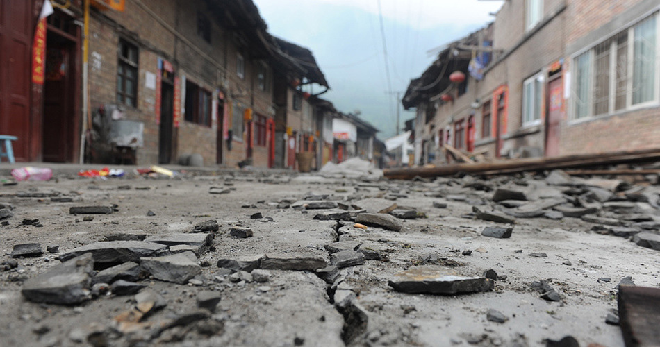 雅安芦山百年古镇被地震“一分为二”