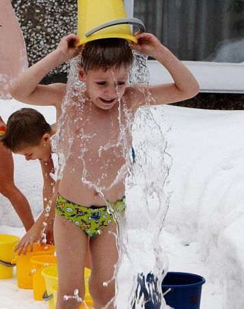 俄幼童零下25度雪地冲凉水