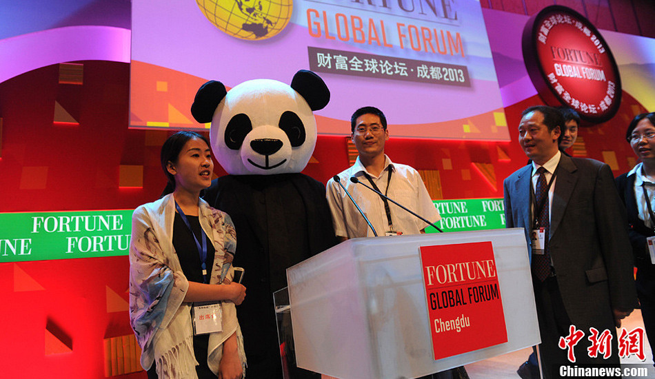 2013成都财富全球论坛落幕 与会者与“熊猫”合影