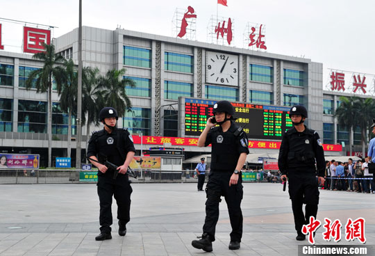 广州火车站广场发生砍人事件 警方开枪制服一