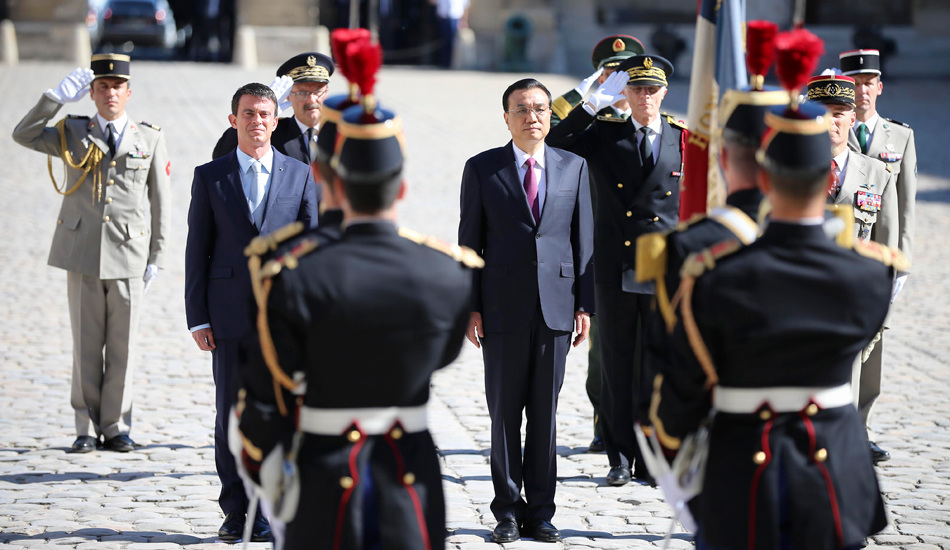 法国总理瓦尔斯为李克强举行隆重的欢迎仪式