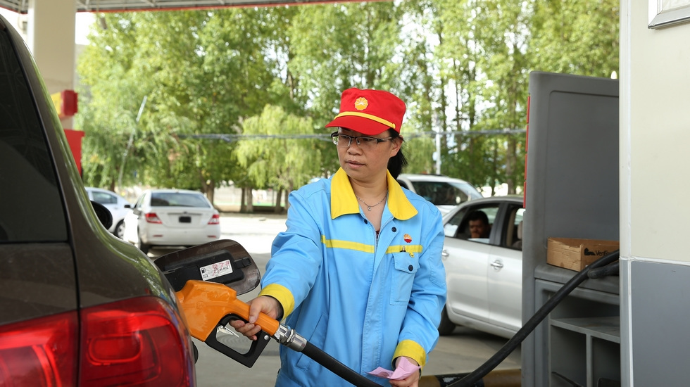 中国石油模范加油站经理人王秀兰在加油
