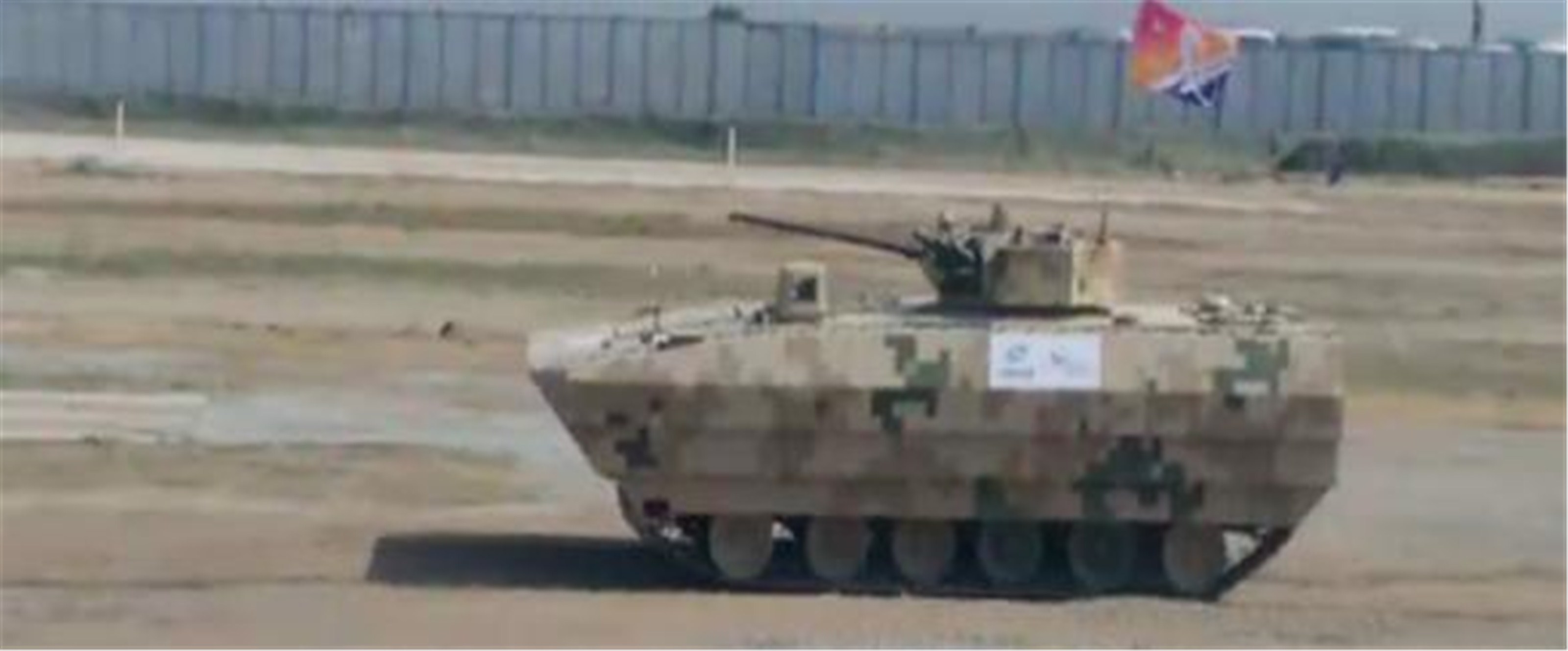VN12型履带式步兵战车展现机动性能
