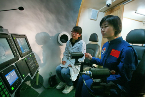 图为中国航天员在模拟室内训练太空交会对接。中国航天科技集团公司五院502所飞船工程组供图 