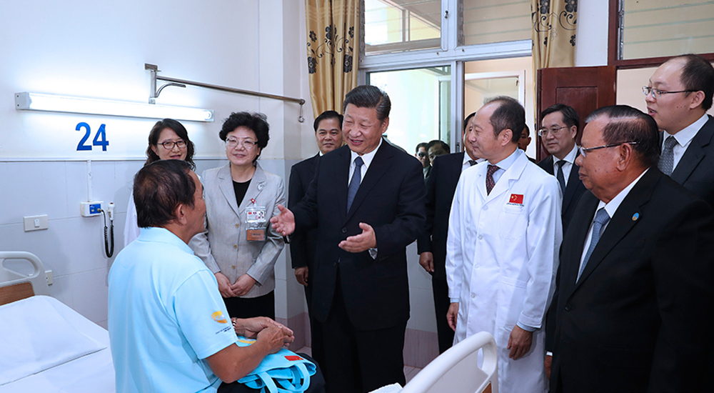 习近平同老挝人民革命党中央委员会总书记、国家主席本扬一道出席玛霍索综合医院奠基仪式