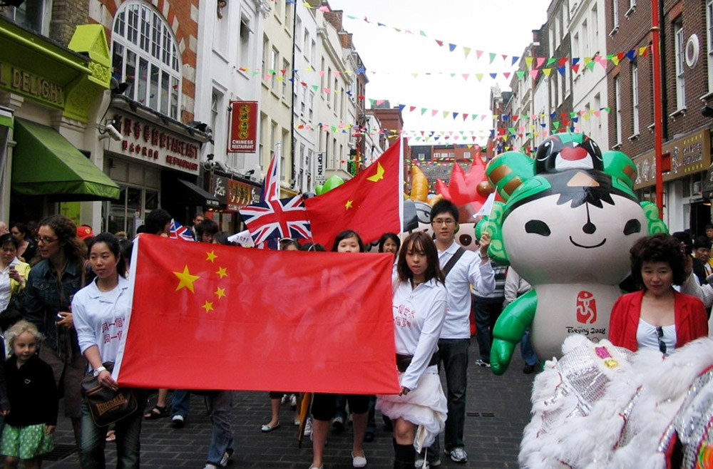 2008年8月8日，华侨华人在英国伦敦唐人街庆祝北京奥运会开幕。