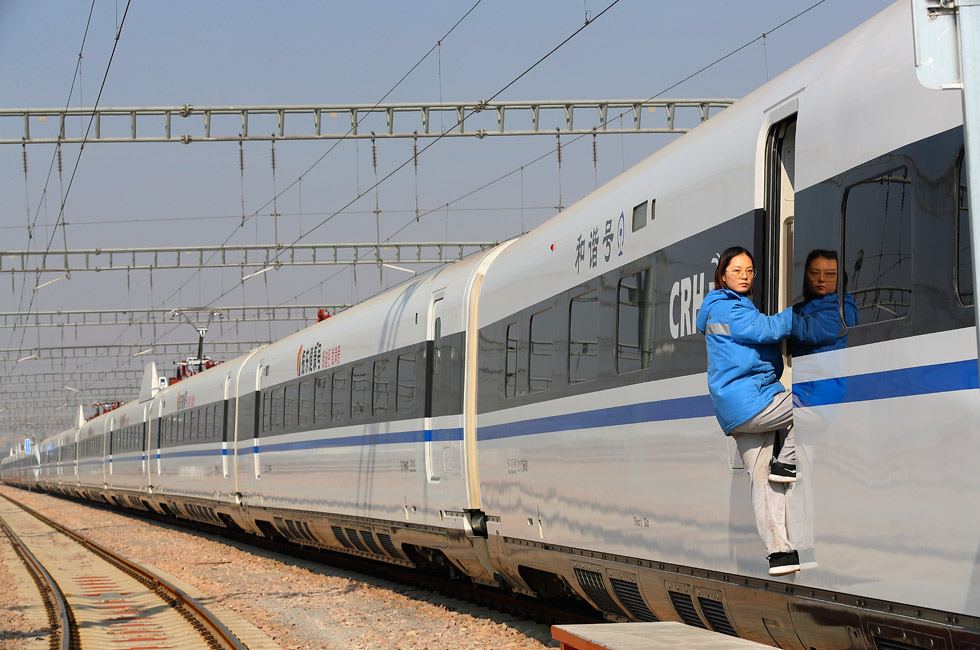 探访中国首支高铁女子机械师乘务队 平均年龄23岁