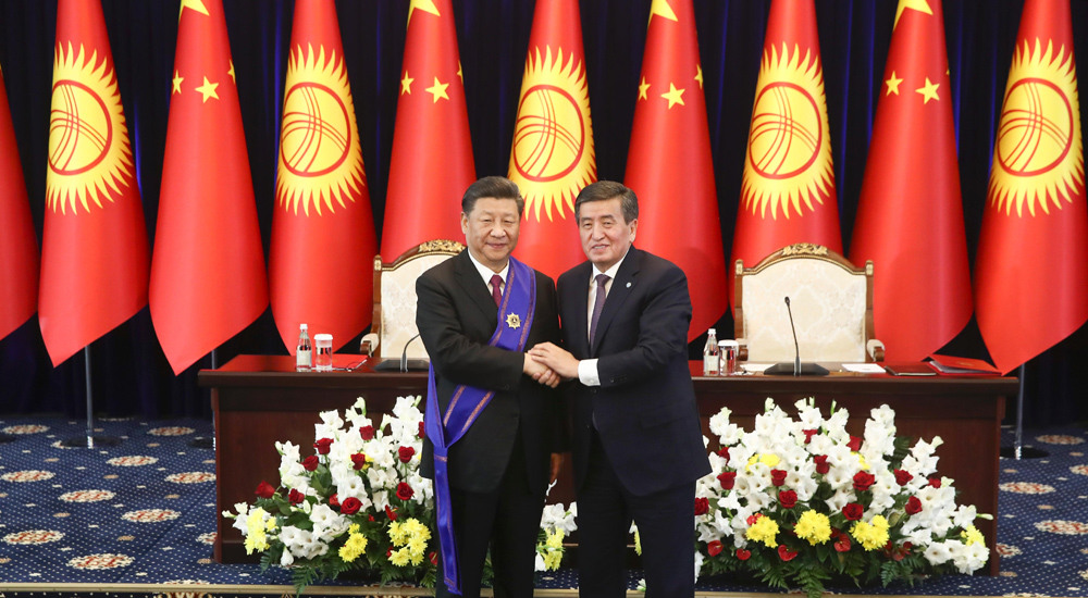 习近平出席仪式 接受吉尔吉斯斯坦总统热恩别科夫授予“玛纳斯”一级勋章